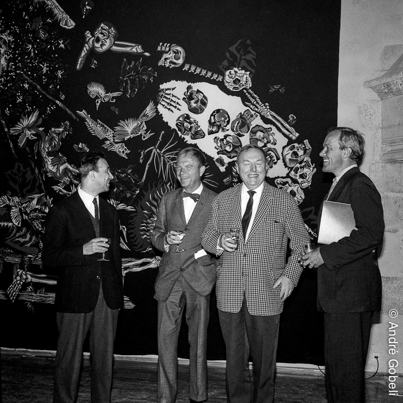 Emmanuel Luzzati, Chuk Jones, Paul Grimault, Georges Dunning - Château d'Annecy devant tapisserie Jean Lurça,t 1963