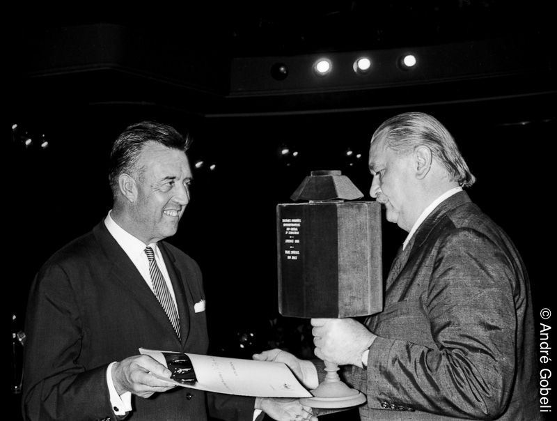 Charles Bosson maire dAnnecy remet à Ji?í Trnka le prix du Festival du film dAnimation 1965.