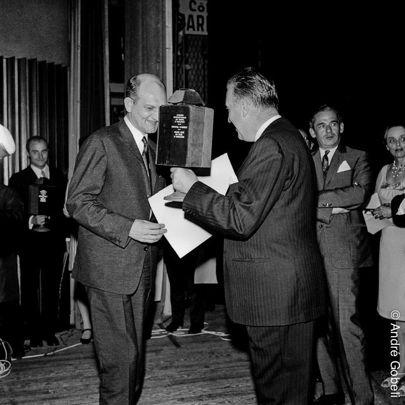 Miroslaw Kijowicz reçoit le grand prix des mains de Charles Bosson maire d'Annec (à l'extrème droite Claire Parker)1967