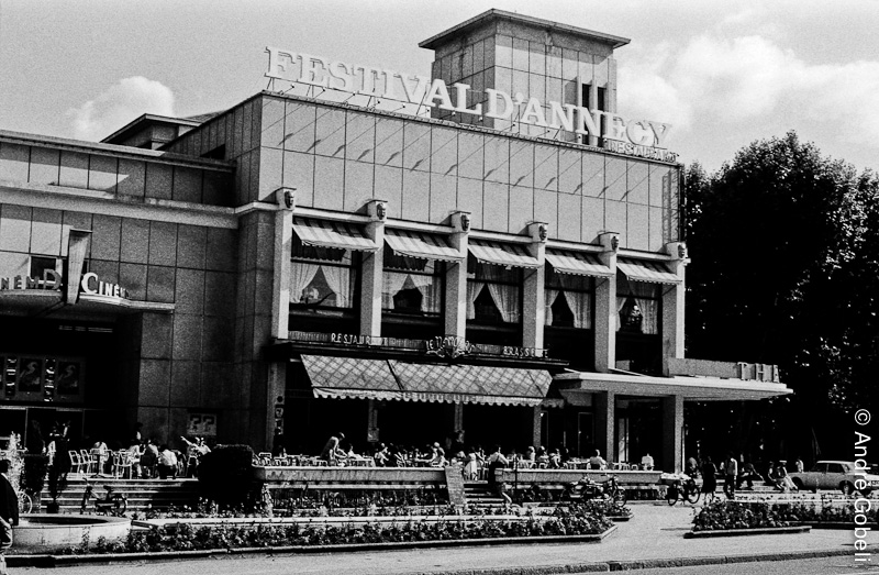 Ishu Patel réalisateur (Inde) reçoit d’ André Fumex (maire d’Annecy) le prix du Festival du film d’Animation Annecy 1979