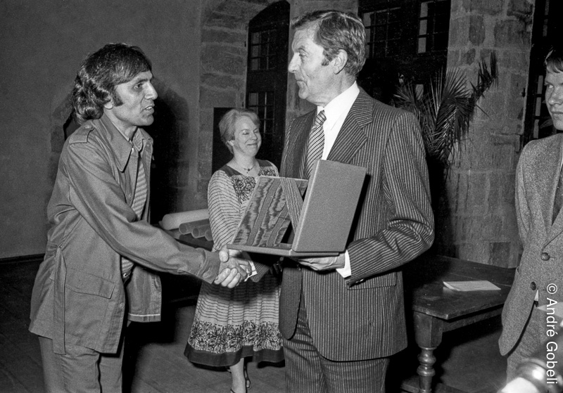 Ishu Patel réalisateur (Inde) reçoit d’ André Fumex (maire d’Annecy) le prix du Festival du film d’Animation Annecy 1979