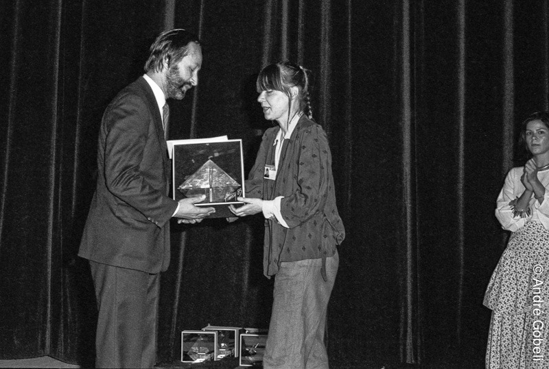 Jérôme Clément remet à Nicole Van Goethem réalisatrice le prix du festival du film d'animation d'Annecy 1985
