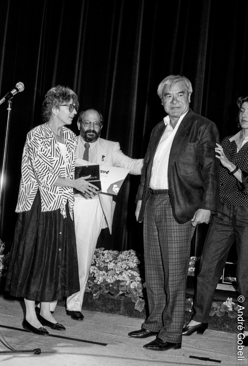 Marie Noëlle Provent remet à Jimmy T. Murakami réalisateur (Japon) le prix prix du festival du film d'animation d'Annecy 1987