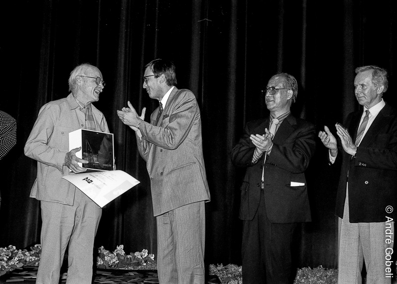 Frédéric Back réalisateur (Canada) reçoit de Bernard Bosson (maire d'Annecy) le prix prix du festival du film d'animation d'Annecy 1987