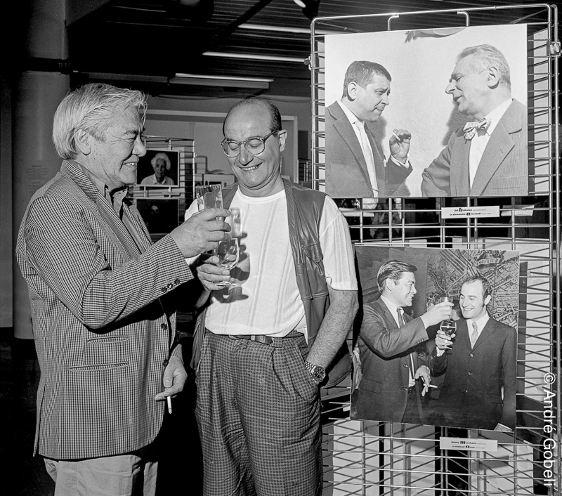 Jimmy T. Murakami et Manuel Otéro réalisateurs (Japon, France) posant devant l'exposition photos d'André Gobeli Festival du Film d’Animation d'Annecy 1995
