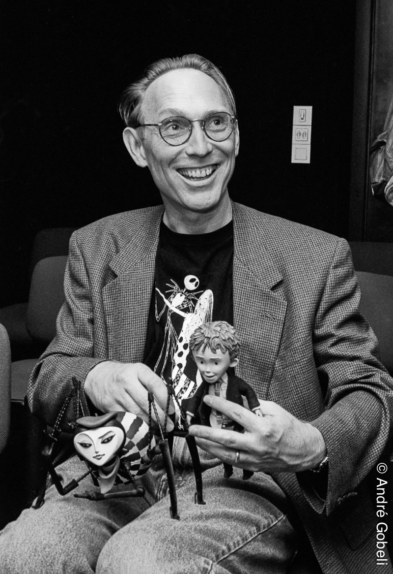 Henry Selick réalisateur avec deux personnages de "James et la Pêche géante" centre Bonlieu Festival du film d’Animation Annecy 1997.