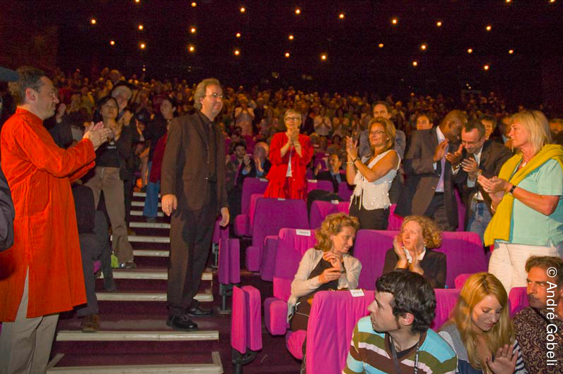 Ovation pour l'équipe du film présenté hors compétition « Valse avec Bashir » lundi 9 juin Vernissage de lexposition « Le meilleur de Richard William » Bibliothèque Bonlieu mardi 10 juin