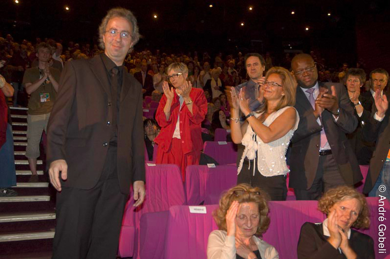Ovation pour l'équipe du film présenté hors compétition « Valse avec Bashir » lundi 9 juin Vernissage de lexposition « Le meilleur de Richard William » Bibliothèque Bonlieu mardi 10 juin