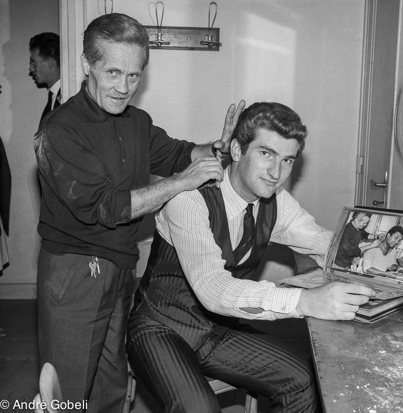 Eddie Mitchell avec Jacques Azzopardo rocker Annécien, théâtre d'Annecy 1964
Eddie Mitchell dans sa loge du théâtre d'Annecy avec le coiffeur Perfetti 1964.
