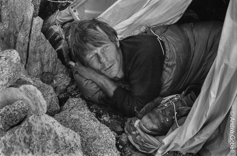 Depuis plus d'une semaine, deux alpinistes amateurs allemands sont bloqués dans la face ouest. Ni blessés, ni épuisés, ni malades... mais tout simplement incapables de faire un pas de plus dans cette face beaucoup trop immense, beaucoup trop raide, beauco