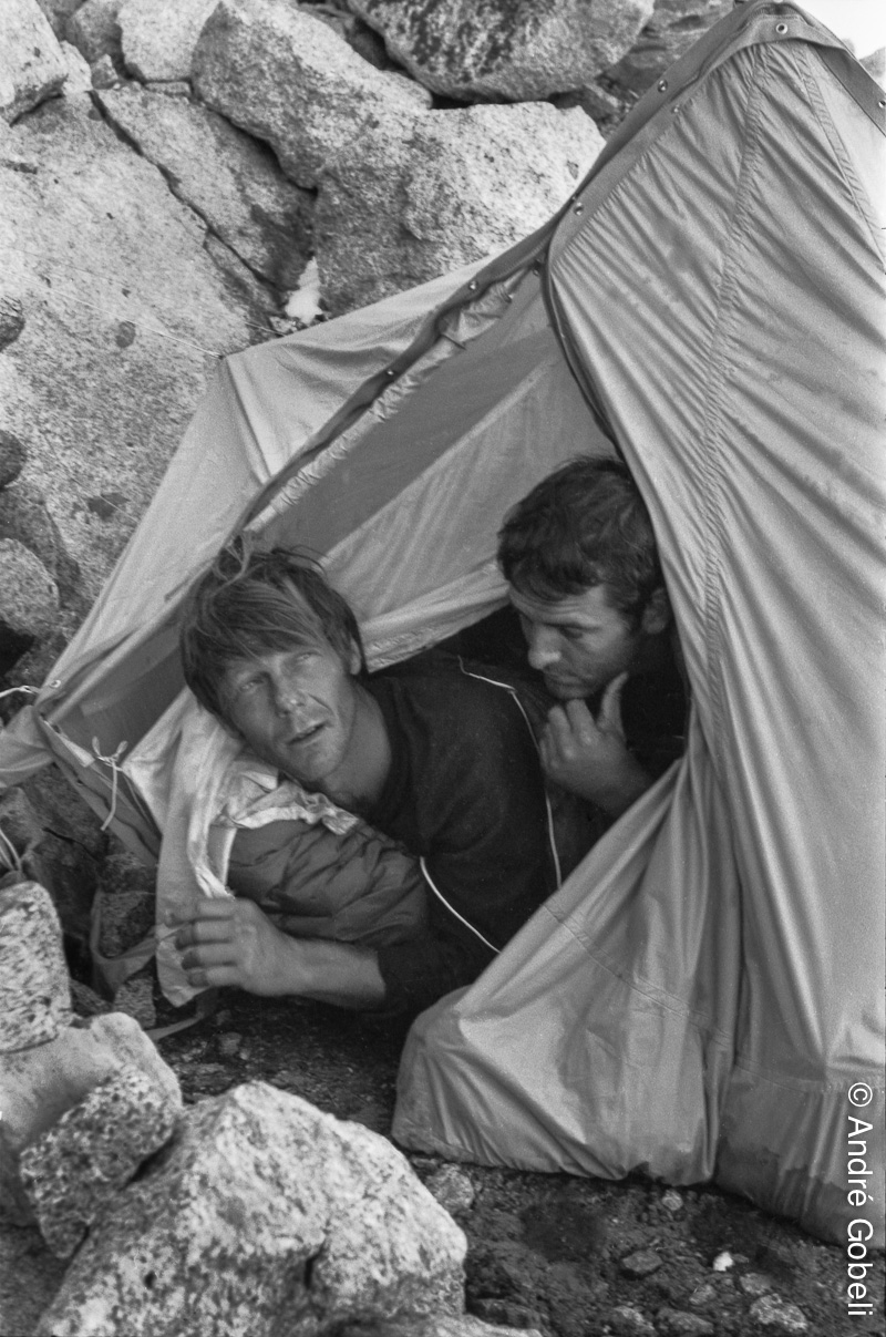 Depuis plus d'une semaine, deux alpinistes amateurs allemands sont bloqués dans la face ouest. Ni blessés, ni épuisés, ni malades... mais tout simplement incapables de faire un pas de plus dans cette face beaucoup trop immense, beaucoup trop raide, beauco