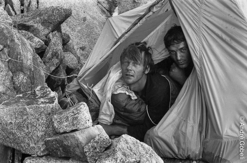 Depuis plus d'une semaine, deux alpinistes amateurs allemands sont bloqués dans la face ouest. Ni blessés, ni épuisés, ni malades... mais tout simplement incapables de faire un pas de plus dans cette face beaucoup trop immense, beaucoup trop raide, beauco