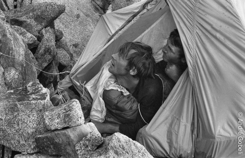 Depuis plus d'une semaine, deux alpinistes amateurs allemands sont bloqués dans la face ouest. Ni blessés, ni épuisés, ni malades... mais tout simplement incapables de faire un pas de plus dans cette face beaucoup trop immense, beaucoup trop raide, beauco