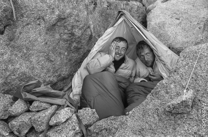 Depuis plus d'une semaine, deux alpinistes amateurs allemands sont bloqués dans la face ouest. Ni blessés, ni épuisés, ni malades... mais tout simplement incapables de faire un pas de plus dans cette face beaucoup trop immense, beaucoup trop raide, beauco