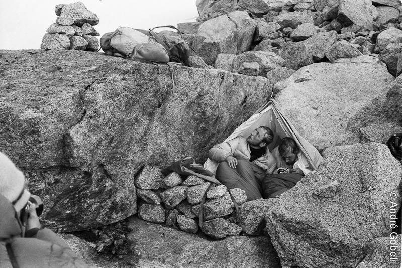 Depuis plus d'une semaine, deux alpinistes amateurs allemands sont bloqués dans la face ouest. Ni blessés, ni épuisés, ni malades... mais tout simplement incapables de faire un pas de plus dans cette face beaucoup trop immense, beaucoup trop raide, beauco