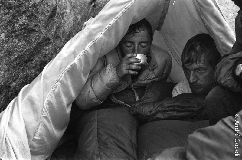 Depuis plus d'une semaine, deux alpinistes amateurs allemands sont bloqués dans la face ouest. Ni blessés, ni épuisés, ni malades... mais tout simplement incapables de faire un pas de plus dans cette face beaucoup trop immense, beaucoup trop raide, beauco
