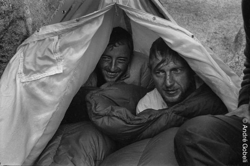 Depuis plus d'une semaine, deux alpinistes amateurs allemands sont bloqués dans la face ouest. Ni blessés, ni épuisés, ni malades... mais tout simplement incapables de faire un pas de plus dans cette face beaucoup trop immense, beaucoup trop raide, beauco
