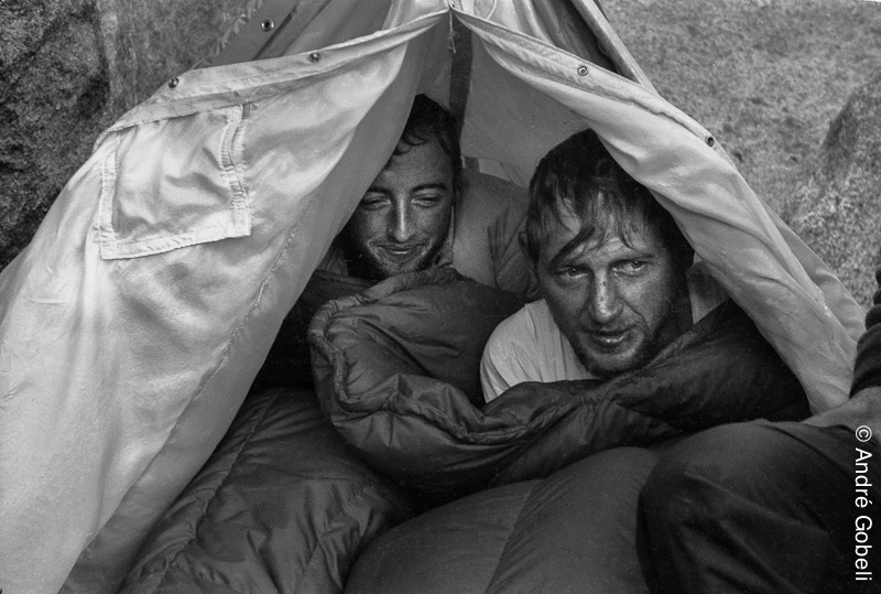Depuis plus d'une semaine, deux alpinistes amateurs allemands sont bloqués dans la face ouest. Ni blessés, ni épuisés, ni malades... mais tout simplement incapables de faire un pas de plus dans cette face beaucoup trop immense, beaucoup trop raide, beauco