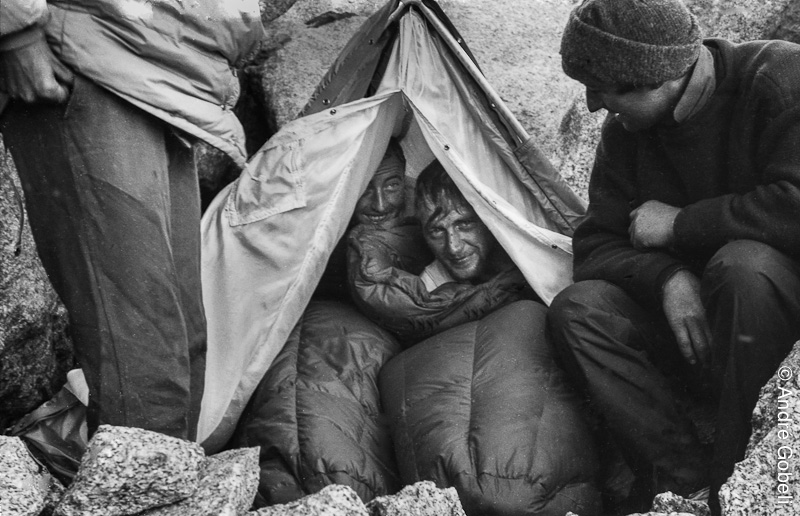 Depuis plus d'une semaine, deux alpinistes amateurs allemands sont bloqués dans la face ouest. Ni blessés, ni épuisés, ni malades... mais tout simplement incapables de faire un pas de plus dans cette face beaucoup trop immense, beaucoup trop raide, beauco