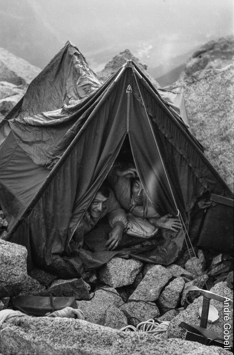 Depuis plus d'une semaine, deux alpinistes amateurs allemands sont bloqués dans la face ouest. Ni blessés, ni épuisés, ni malades... mais tout simplement incapables de faire un pas de plus dans cette face beaucoup trop immense, beaucoup trop raide, beauco