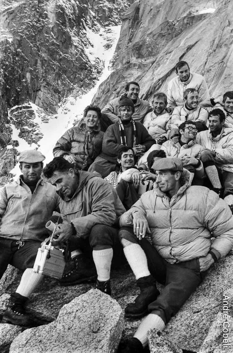 Depuis plus d'une semaine, deux alpinistes amateurs allemands sont bloqués dans la face ouest. Ni blessés, ni épuisés, ni malades... mais tout simplement incapables de faire un pas de plus dans cette face beaucoup trop immense, beaucoup trop raide, beauco