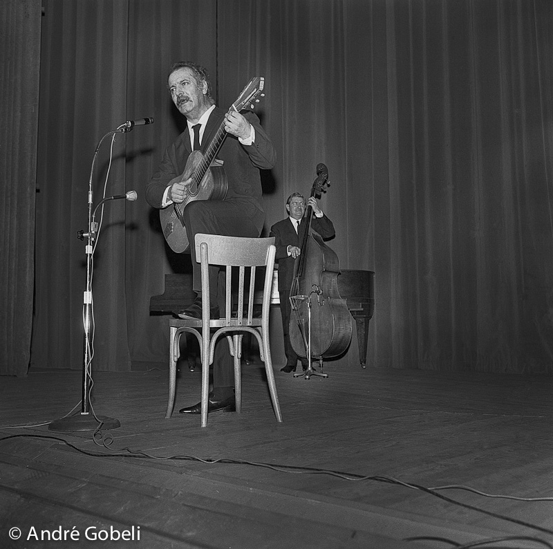 Georges Brassens et Bobby Lapointe dans les loges du théâtre d'Annecy 1966.
Georges Brassens et Bobby Lapointe théâtre d'Annecy 1966.
