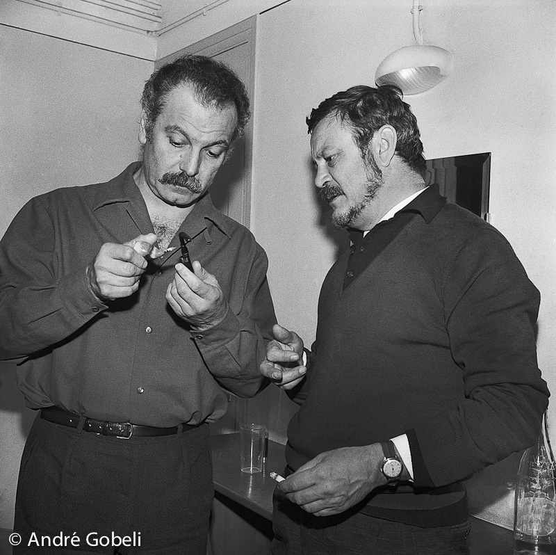 Georges Brassens et Bobby Lapointe dans les loges du théâtre d'Annecy 1966.