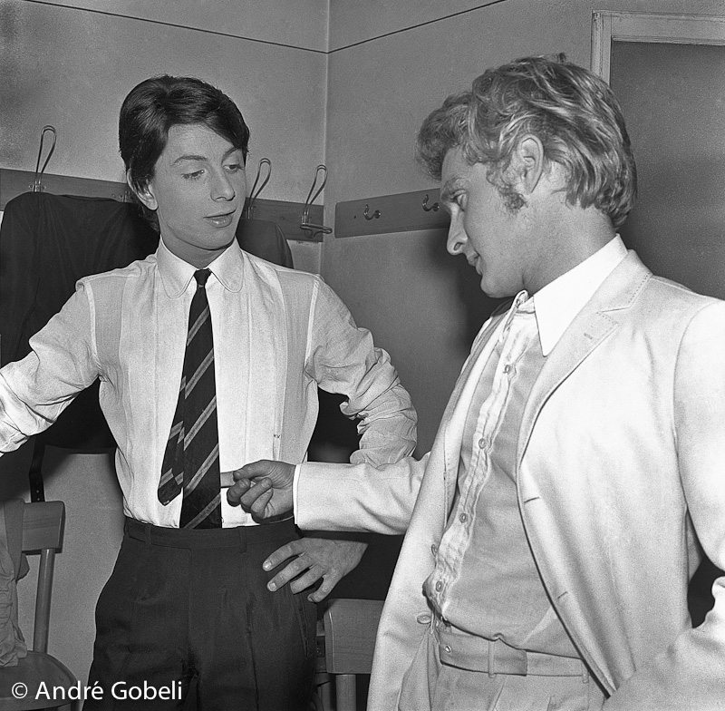 Hervé Vilard et Christophe dans les loges du théâtre d'Annecy 1966.