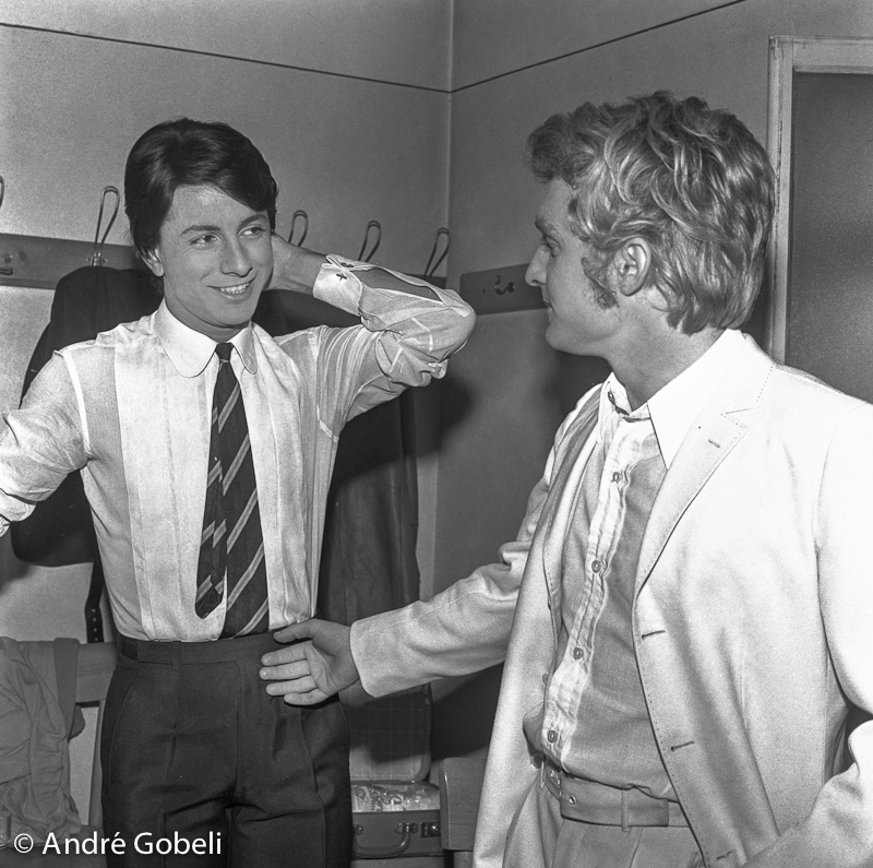 Hervé Vilard et Christophe dans les loges du théâtre d'Annecy 1966.