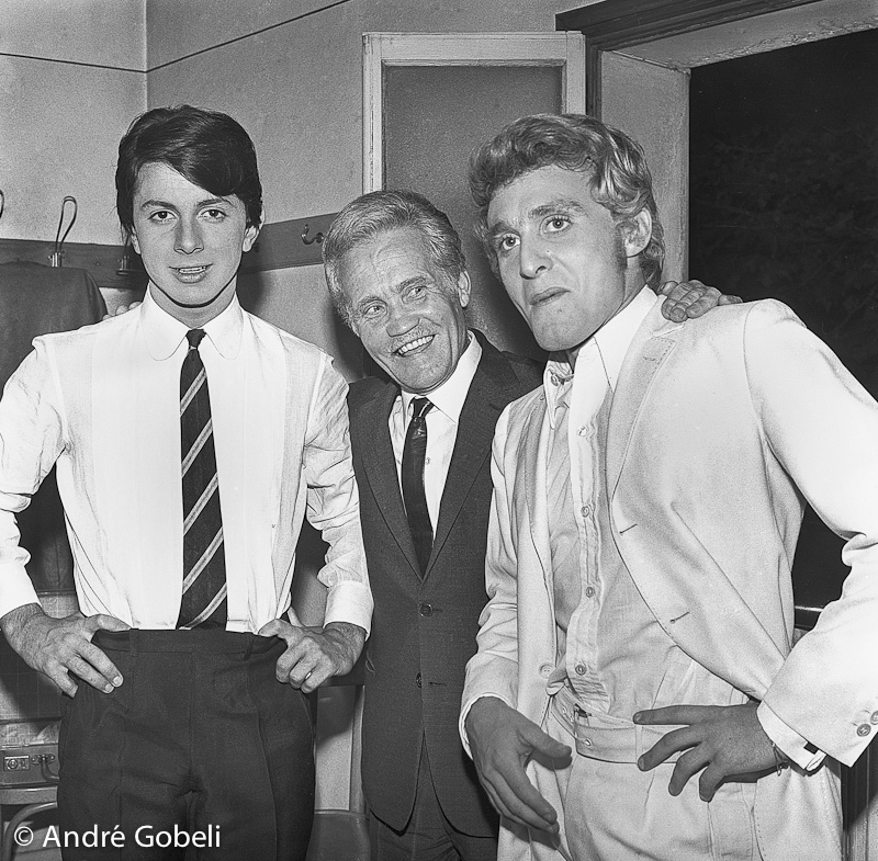 Perfetti coiffeur et Christophe dans les loges du théâtre d'Annecy 1966.
Hervé Vilard et Christophe dans les loges du théâtre d'Annecy 1966.
Hervé Vilard, Perfetti et Christophe dans les loges du théâtre d'Annecy 1966.