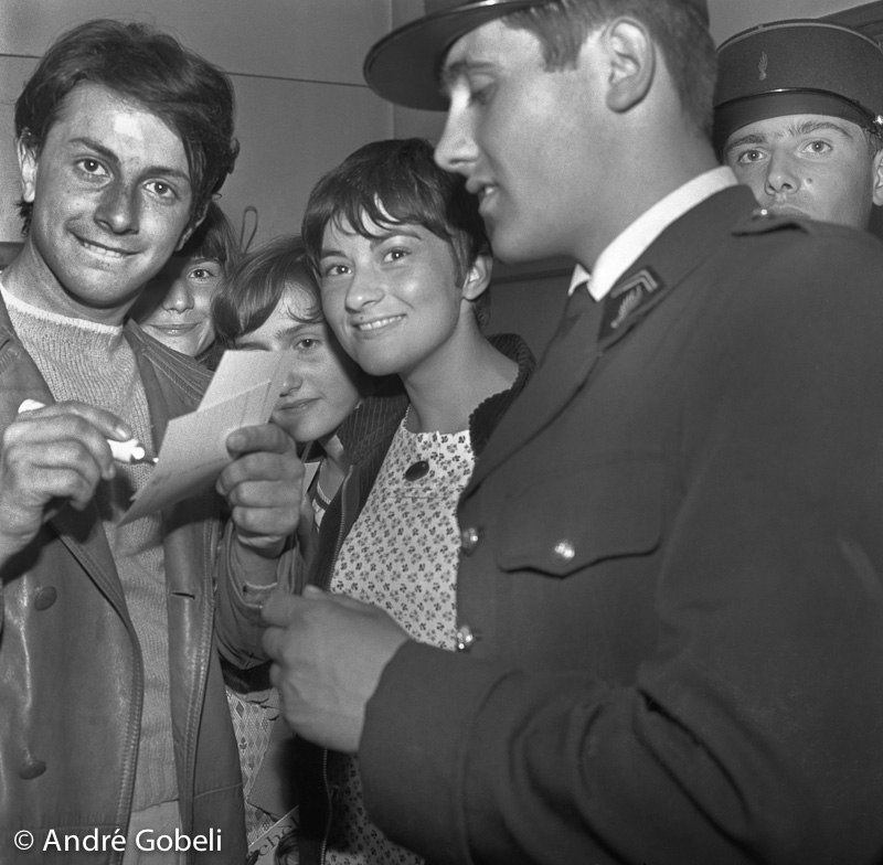Hervé Vilard et Christophe dans les loges du théâtre d'Annecy 1966.