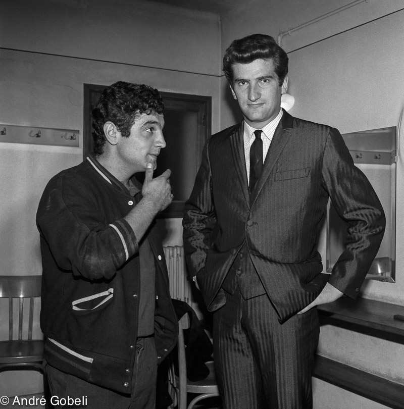 Eddie Mitchell avec Jacques Azzopardo rocker Annécien, théâtre d'Annecy 1964
Eddie Mitchell dans sa loge du théâtre d'Annecy avec le coiffeur Perfetti 1964.